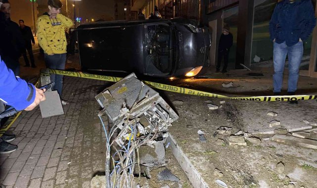 Park halindeki otomobile çarpan hafif ticari araç takla attı