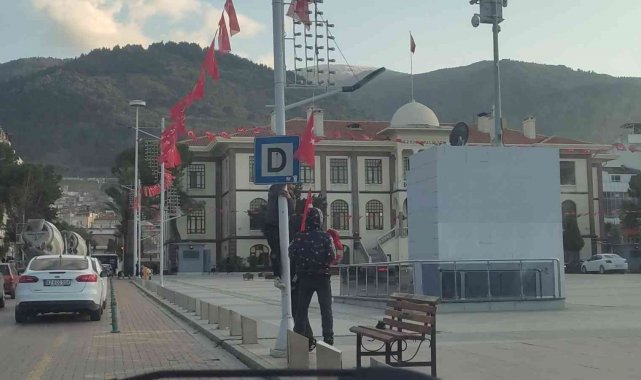 Patenli gençlerin bayrak hassasiyeti