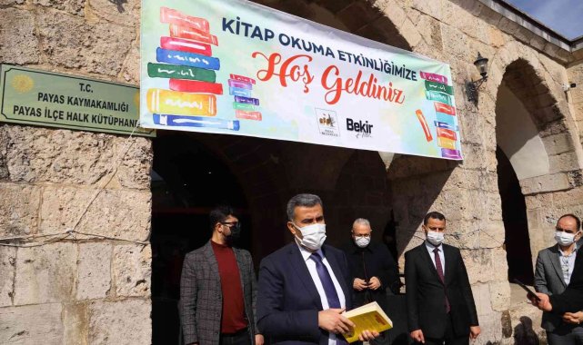 Payas Belediye Başkanı Altan, vatandaşlarla kitap okuma etkinliğinde buluştu