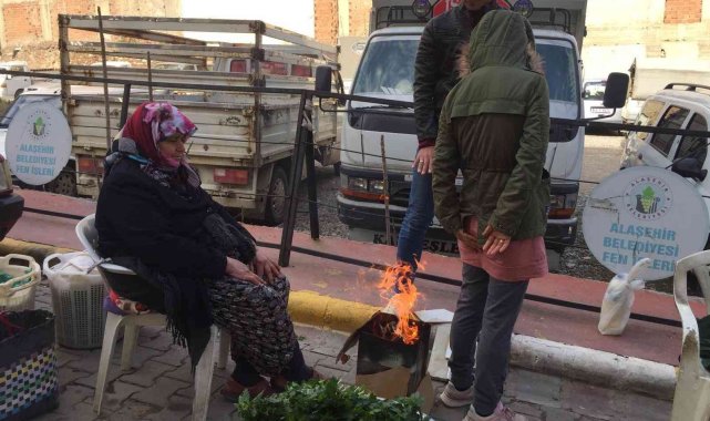 Pazarcılar, yaktıkları ateşle ısınmaya çalıştı
