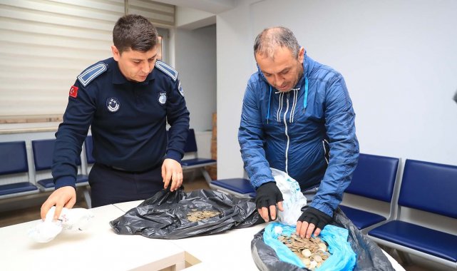 Pazarda unutulan 9 kilo parayı sahibine ulaştırdılar