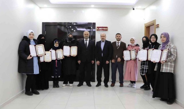 Pehlivan'dan 9 öğrenciye hafızlık belgesi