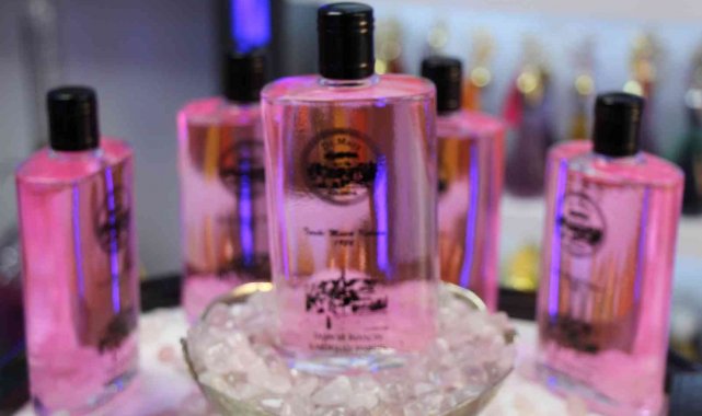 Pembe kuvars taşından üretilen kolonya gençlerin ilgi odağı oldu