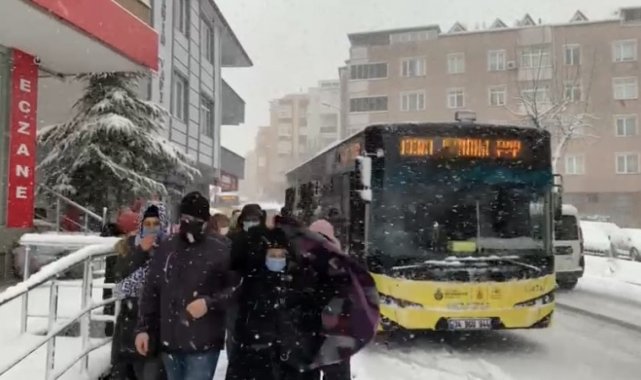Pendik&#039;te 4 İETT aracı yoğun kar yağışı nedeniyle yolda kaldı