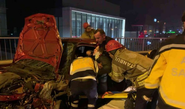 Pendik&#039;te iki araç kafa kafaya çarpıştı: 1 yaralı