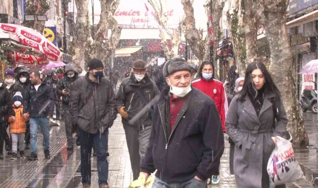 Pendik&#039;te lapa lapa kar yağdı, vatandaşlar zor anlar yaşadı