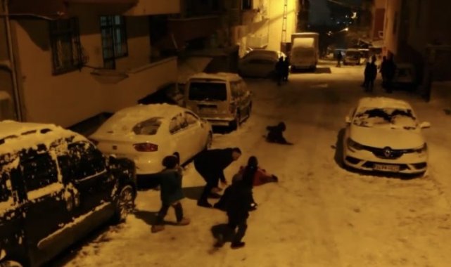 Pendik'te tepsilerle kayan çocuklar, karın tadını çıkardı