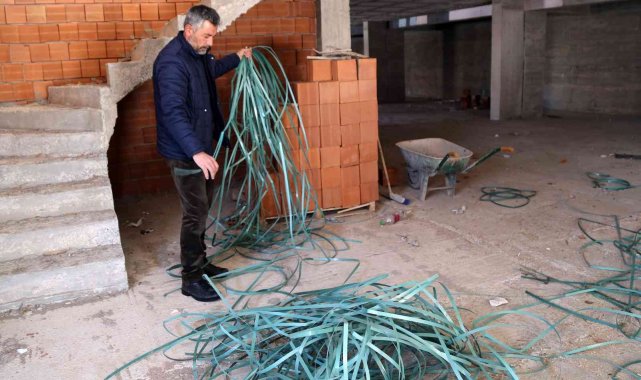 Plastik bağları çöpe atmayıp pazar çantasına dönüştürüyor