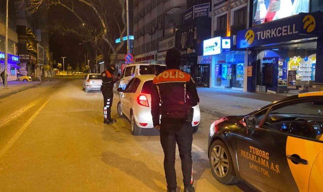 Polis ekipleri iki saatte 100 aracı kontrol etti