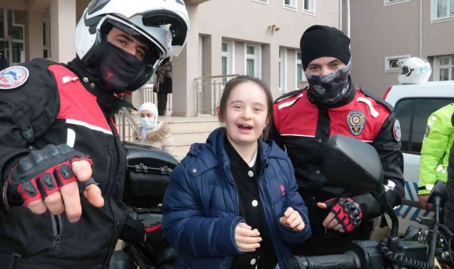 Polis ekipleriyle bir araya gelen özel öğrencilerin mutlulukları gözlerinden okundu