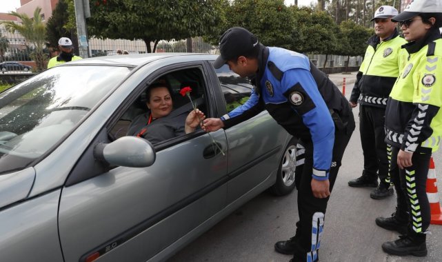 Polis kadın sürücülere karanfil dağıttı
