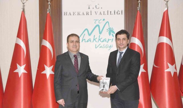Polis memuru ''İstanbul Yolu'' adlı şiir kitabını Vali Akbıyık'a takdim etti