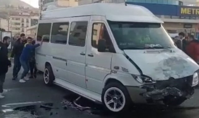 Polis motosikleti ile dolmuş minibüsün çarpışma anı kamerada