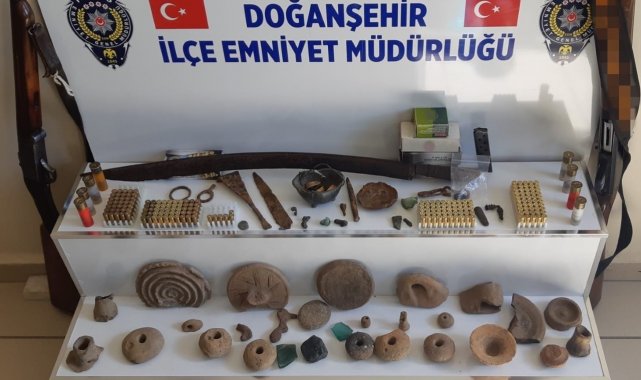 Polis uyuşturucu madde ararken tarihi eser buldu
