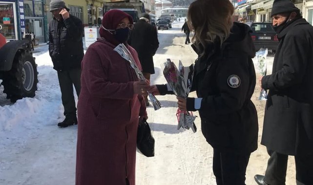 Polis ve jandarma ekipleri yaşlılara karanfil armağan etti