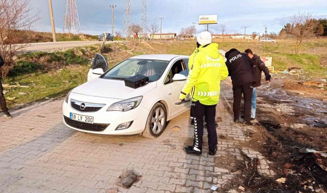 Polisin 'dur' ihtarına uymayan arabada polis çakarı ve kesici aletler bulundu