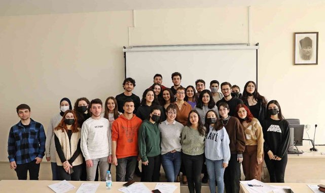 Prof. Dr. Duygu Perçin Renders: "Aşılanmış kişilerde Covid pozitif olma ihtimali 7 kat daha az"