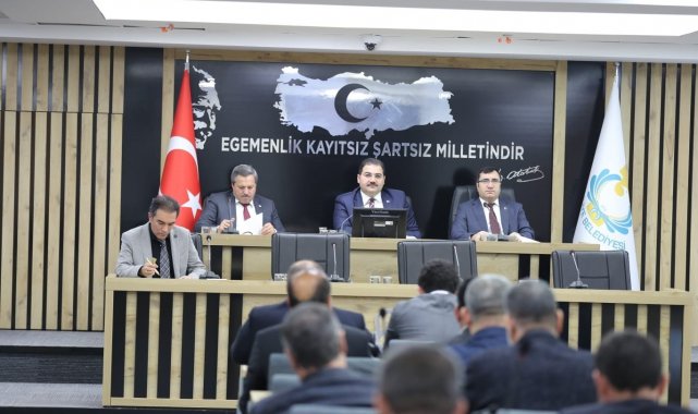Projelerle Ankara'ya gidip hibelerle dönüyor