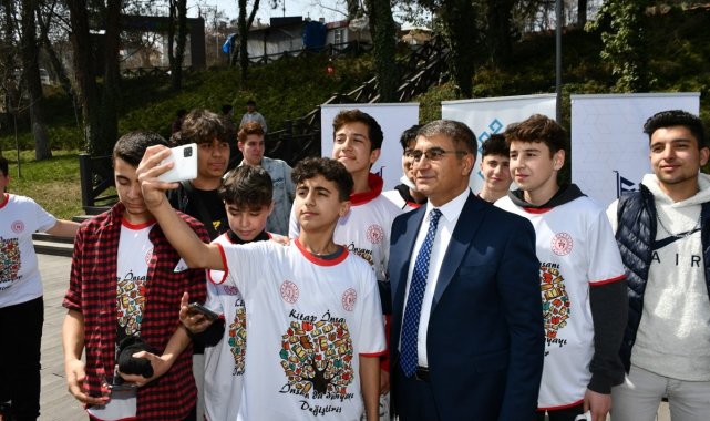 Protokol ve öğrenciler şehir parkında kitap okudu