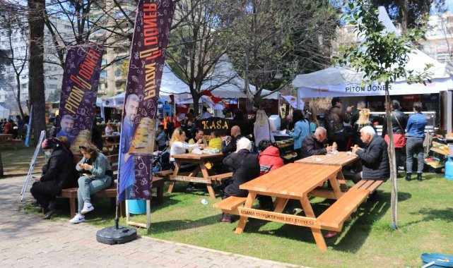 "Piton Döner" Portakal Çiçeği Karnavalı'na damga vurdu