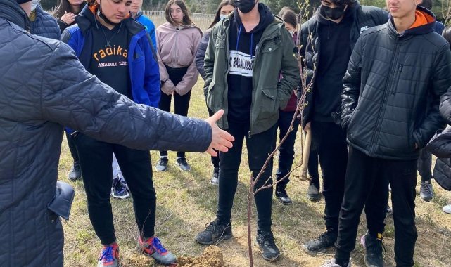 Radikal Okulları öğrencileri Dünya Su Günü'nde fidan dikti
