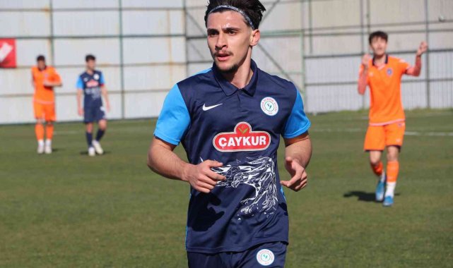 Rakiplerin radarına takılan Doğukan Tüfekçi profesyonel sözleşmeye imza attı