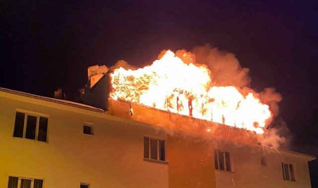 Refahiye'de binanın çatı katında çıkan yangın 3 saatte söndürüldü