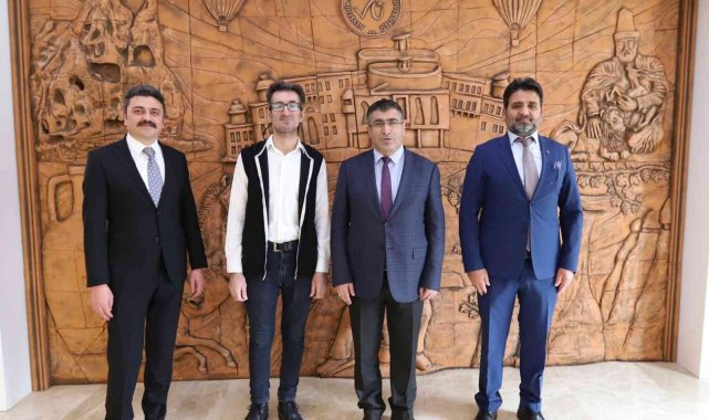 Rektör Aktekin'den, emekli personele teşekkür plaketi