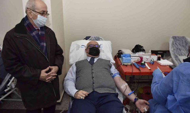 Rektör Ataç hastane personeliyle birlikte kan bağışında bulundu
