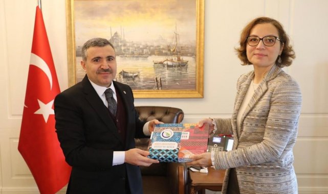 Rektör Çakar&#039;dan, Vali Atay&#039;a &quot;Düzce&#039;ye Değer&quot; kitabı