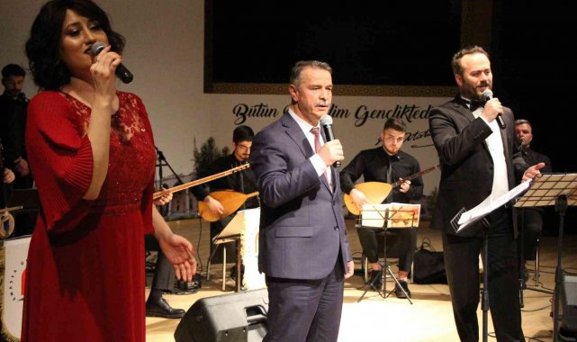Rektör Elmacı, konserde Çanakkale türküsünü seslendirdi
