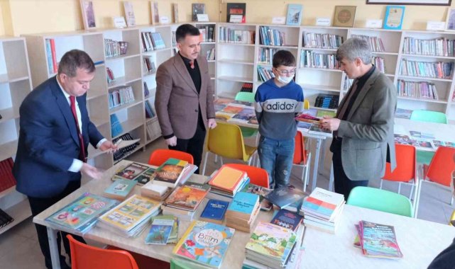 Rektör Prof. Dr. Kazım Uysal, İnköy Ortaokulu'na kitap bağışladı