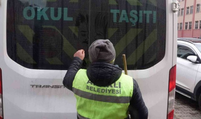 Resim tutkusunu araçların tozlu camlarına yansıtıyor