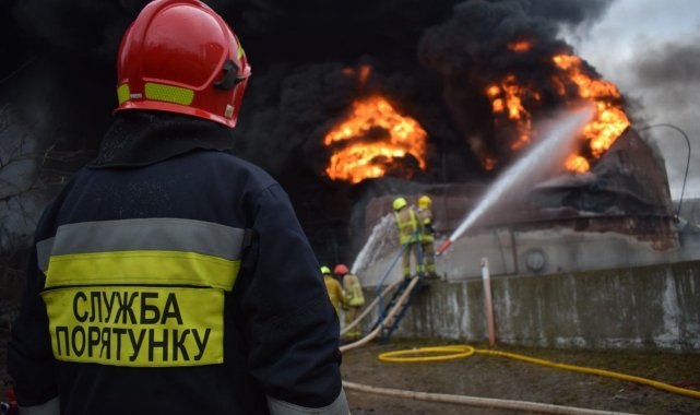 Rivne'de vurulan yakıt deposundaki yangın 3 gündür söndürülemiyor