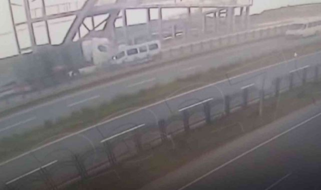 Rize'de öğrenci servisi kazası güvenlik kameralarına yansıdı