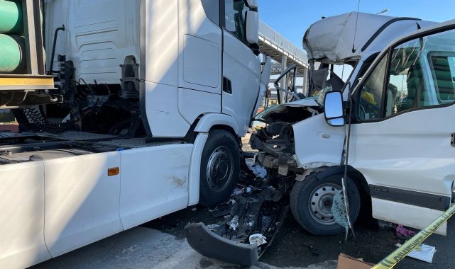 Rize'de öğrenci servisi park halindeki CNG yüklü park halindeki tıra çarptı:1 ölü, 13 yaralı