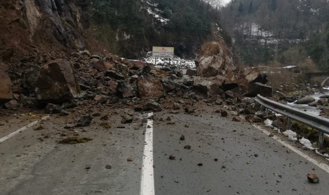 Rize'nin Hemşin ilçesinde meydana gelen heyelan nedeniyle karayolu 2 saat ulaşıma kapandı