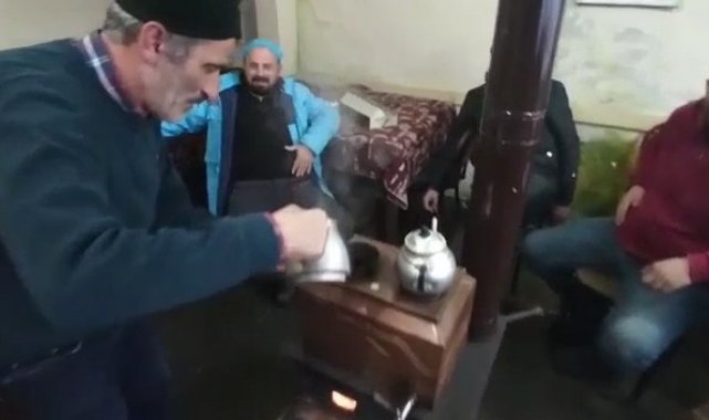 Rizeli çay ocağı işletmecisinin tüp pahalılığına karşı bulduğu yöntem görenleri güldürdü