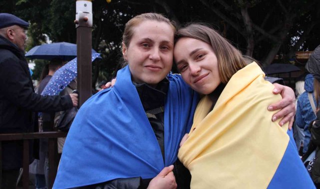 Ruslar ve Ukraynalılar, Mersin'de el ele savaşın bitmesini istedi