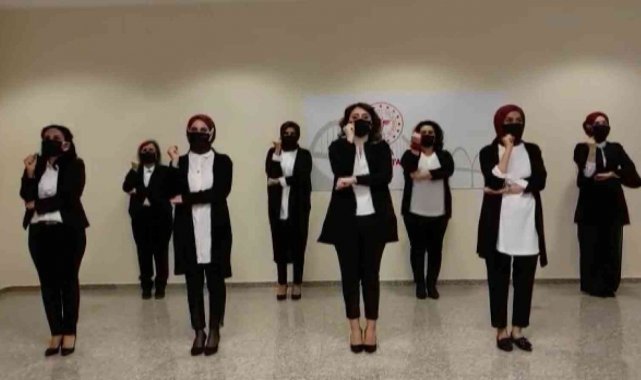 Sağlık çalışanları işaret dili ile İstiklal Marşı'nı söylediler