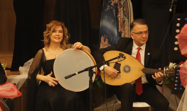 Sağlık çalışanlarından hastanede 'Tıp Bayramı' konseri