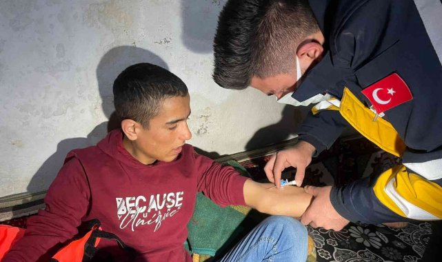 Sağlık ekipleri yolu kapanan köyde kolunu inciten çocuk için seferber oldu