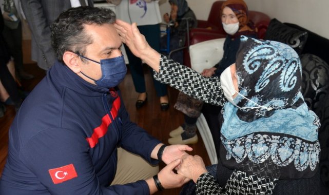 Sağlıkçılardan Maide Bolel Huzurevine ziyaret