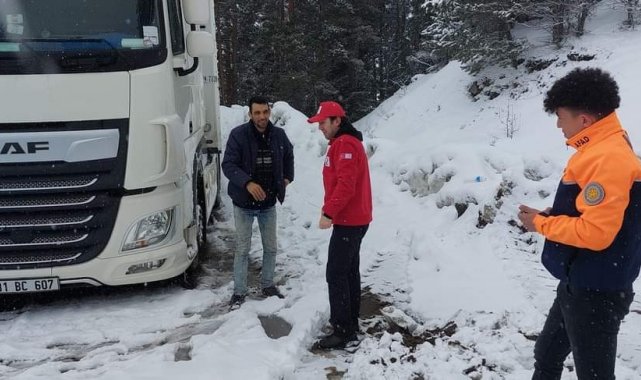 Sahara Geçidinde mahsur kalan sürücülerinin yardımı Kızılay ekipleri koştu