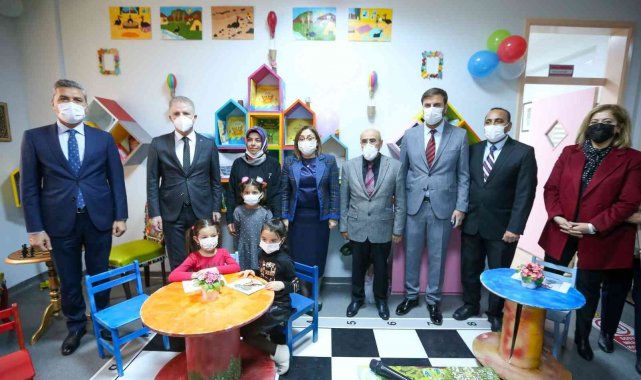 Şahin sıfır atık projesi ile yapılan kütüphanenin açılışına katıldı