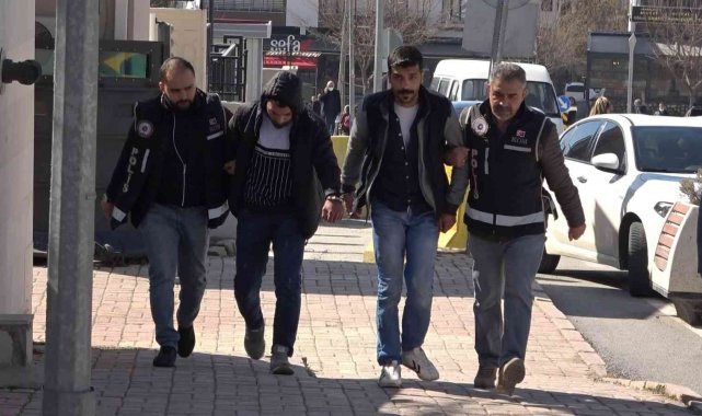 Sahte polisler dolandırıcılık yaparken gerçek polislere yakalandı