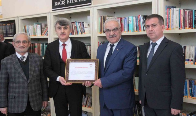 Şair İsa Kahraman DPÜ&#039;ye bin 91 kitap bağışladı