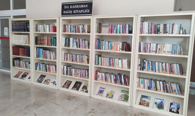 Şair İsa Kahraman&#039;dan DPÜ&#039;ye kitap bağışı