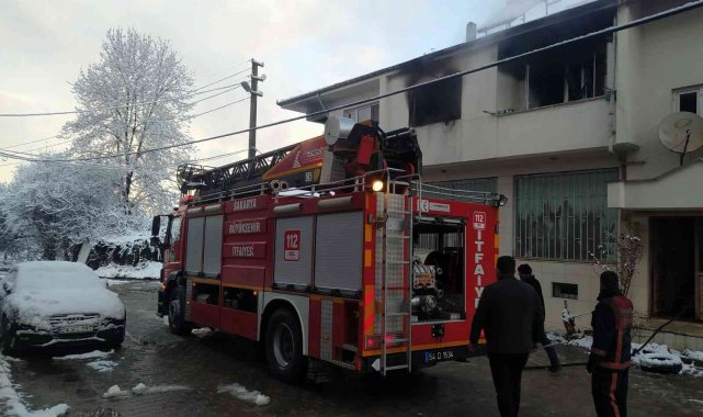 Sakarya&#039;da iki katlı ev alevlere teslim oldu
