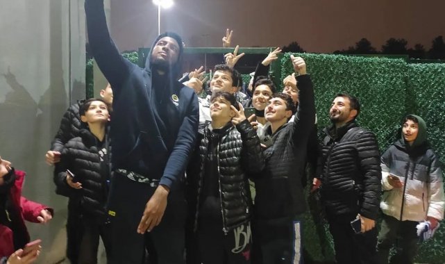 Şampiyon basketbolcular, basketbolcularla buluştular